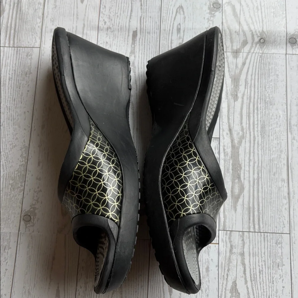 Crocs Sassari Slide‎ Wedge Sandals Black Gold Geometric Comfort Shoes sz 9 EUC